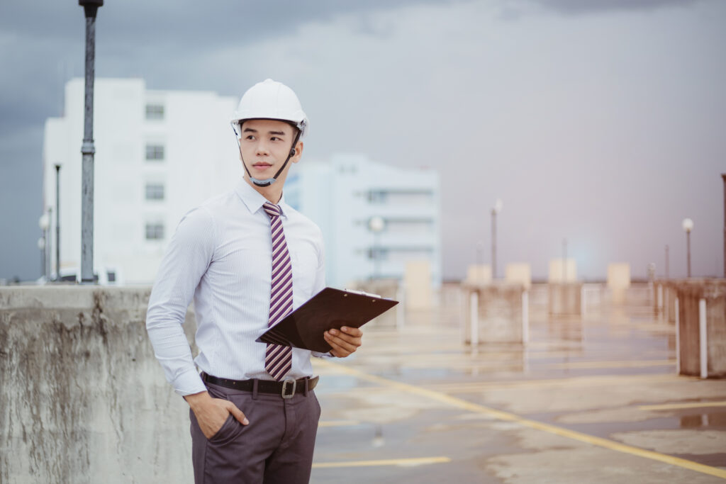 Ein junger Bauingenieur in Hemd