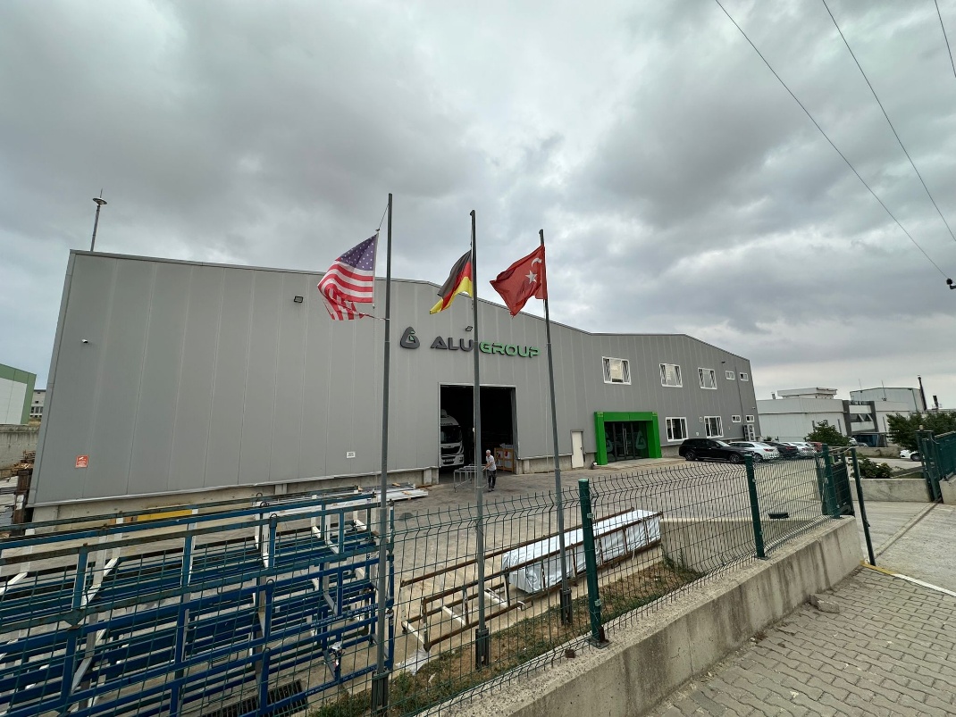 Alu Group Fabrik in der Türkei mit drei Flaggen